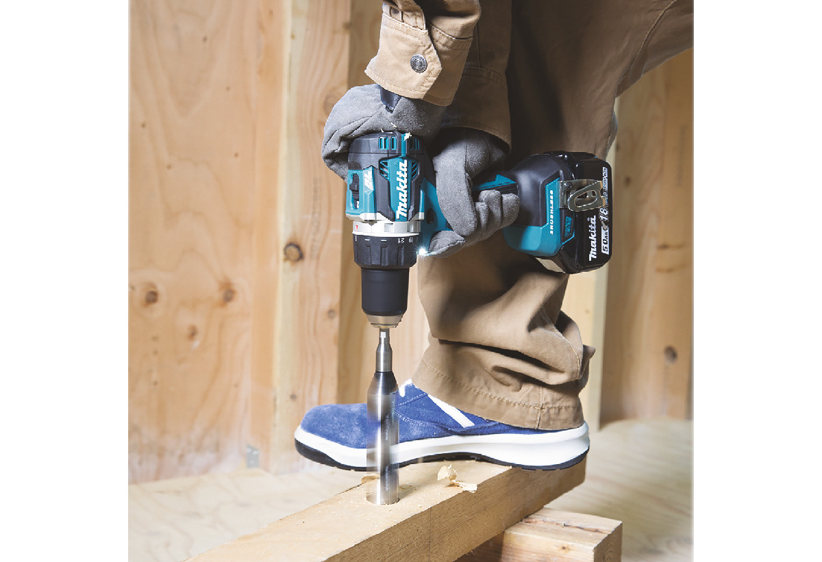 Απεικονίζεται το εργαλείο να χρησιμοποιείται για τη διάτρηση ξύλου.